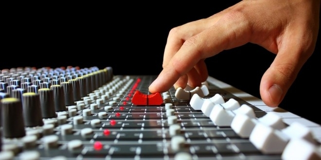 finger-on-mixer-fader-1000x576-660x330