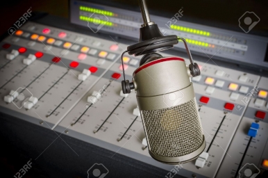 42881037-consola-de-audio-y-micrófono-en-el-estudio-de-radio.jpg